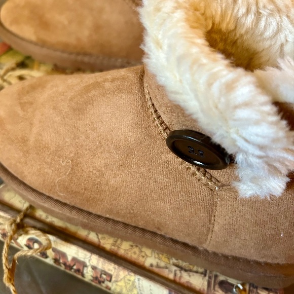 CLPP'LI Women's Single Button Mini Winter Boots - Picture 2 of 5